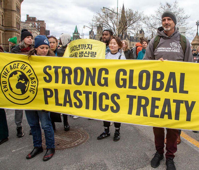 지난달 21일 국제 플라스틱 협약을 위한 제4차 정부 간 협상위원회(INC)를 앞두고 환경 시민단체들이 강력한 플라스틱 협약 체결을 촉구하며 회의가 열리는 캐나다 오타와를 행진하고 있다. 그린피스 제공