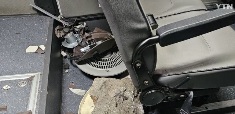 지난 6일 낮 12시 50분경 경북 울릉군 북면 일주도로 삼선암 근처에서 돌이 달리던 관광버스 환풍구를 뚫고 버스 내부로 떨어진 모습. YTN뉴스 방송화면 캡처