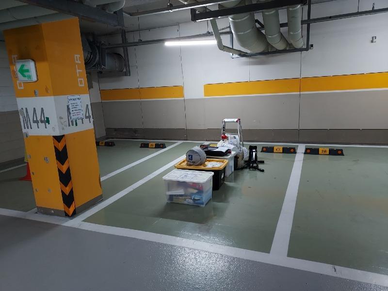 오피스텔 지하 주차장에 짐을 늘어놓는 방식으로 주차 자리를 독점한 모습. 보배드림 캡처