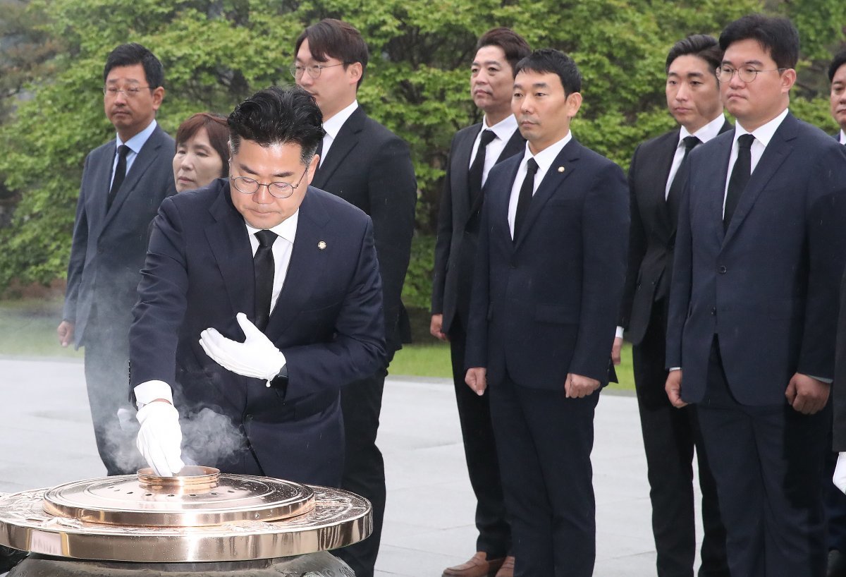 박찬대 더불어민주당 신임 원내대표가 7일 오전 서울 동작구 국립서울현충원을 참배하고 있다. 2024.5.7/뉴스1