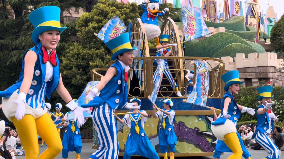 지난달 9일부터 다음 달 30일까지 특별 이벤트 ‘도널드의 쾌키 덕 시티’가 열리는 도쿄 디즈니랜드는 지금  온통 흰색, 파란색, 노란색으로 물들어있다. 퍼레이드 ‘도널드 더 레전드’에도 오리 코스튬을 입은 댄서들이 대거 등장해 ‘넘버원’ 깃발을 흔들었다.