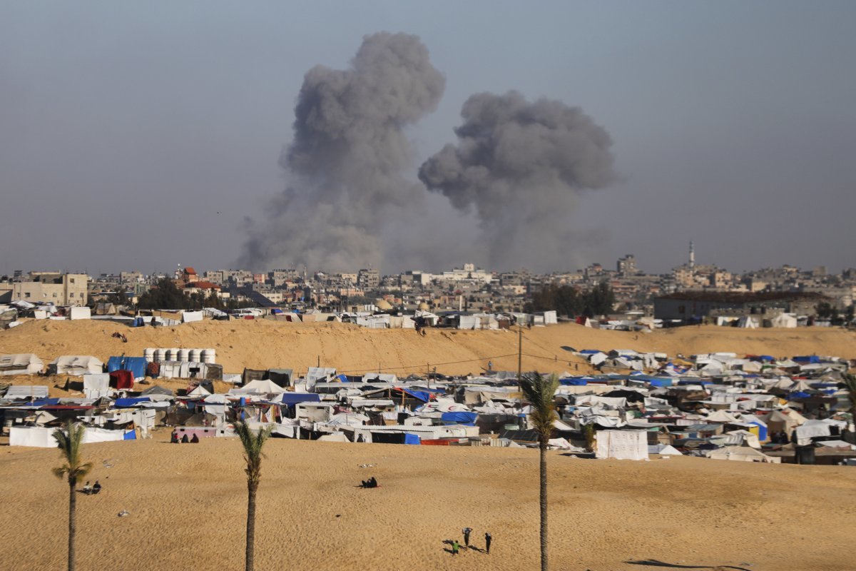 6일(현지시각) 가자지구 라파 동쪽에서 이스라엘의 공습으로 연기가 피어오르고 있다. 2024.05.07. [라파=AP/뉴시스]