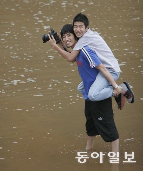 경북 안동 하회마을에서 박 씨가 자신이 업고 두만강을 건넜던 남동생을 다시 등에 업고 강물에 들어섰다.