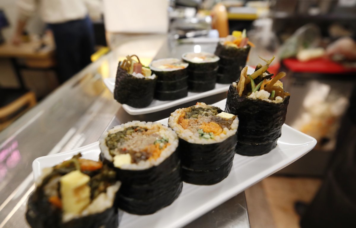 ‘서민 대표 음식’ 김밥 가격이 김 값 상승으로 인해 덩달아 상승했다. 통계청 국가통계포털(KOSIS)에 따르면 지난해 김밥의 소비자물가지수는 125.90이다. 2020년 가격을 100으로 두었을 때 3년간 25% 올랐다. 해당 지수는 전년보다 8.6% 상승했다. 사진은 18일 서울 중구 시내 한 김밥전문점. 2024.4.19. 뉴스1