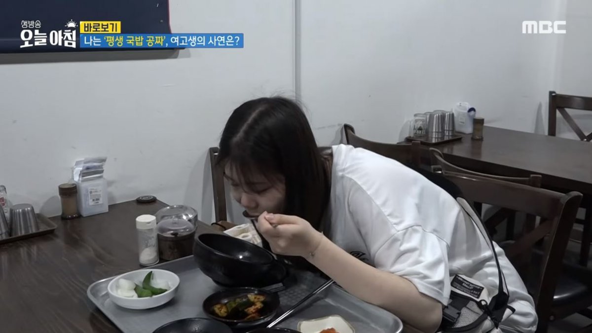하창실 씨의 돈을 찾아준 양은서 양이 하 씨의 식당에서 국밥을 먹고 있다. 유튜브 채널 ‘MBClife’ 영상 캡처