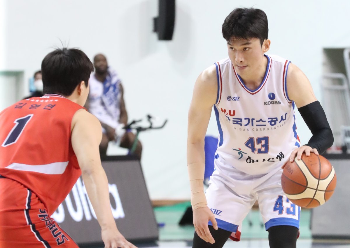 14일 오후 울산 동천체육관에서 열린 ‘SKT 에이닷 프로농구 2022-2023 KBL’ 울산 현대모비스와 대구 한국가스공사의 경기에서 한국가스공사 이대성이 패스할 곳을 하고 있다. 2023.3.14/뉴스1 ⓒ News1