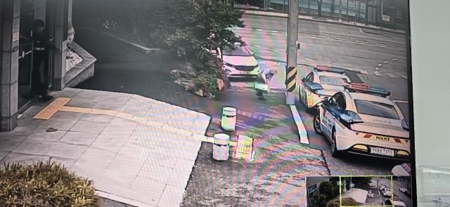 어린이날 선물을 기부하기 위해 부산 북부경찰서 덕천지구대로 오는 한 여성의 CCTV 영상. 덕천지구대 제공