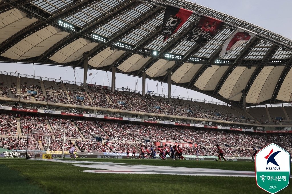 FC서울이 지난 4일 벌어진 울산과의 경기에서 페널티킥 장면에 대해 대한축구협회에 공식적으로 이의를 제기했다. 사진은 4일 5만2000여 명의 팬들이 몰린 서울월드컵경기장의 모습. (한국프로축구연맹 제공)