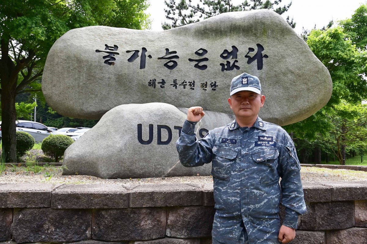 식당에서 쓰러진 시민을 심폐소생술로 구한 해군 특수전전단 특수선박대 소속 성치덕 원사(52).(해군 특전단 제공)