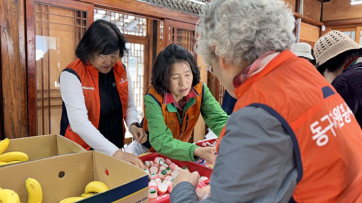 광주 동구 충장동 통장단이 익명의 기부자와 함께 어린이집 11곳에 간식꾸러미 600개를 전달하기 위해 소포장하고 있다.(독자 제공)2024.5.7/뉴스1