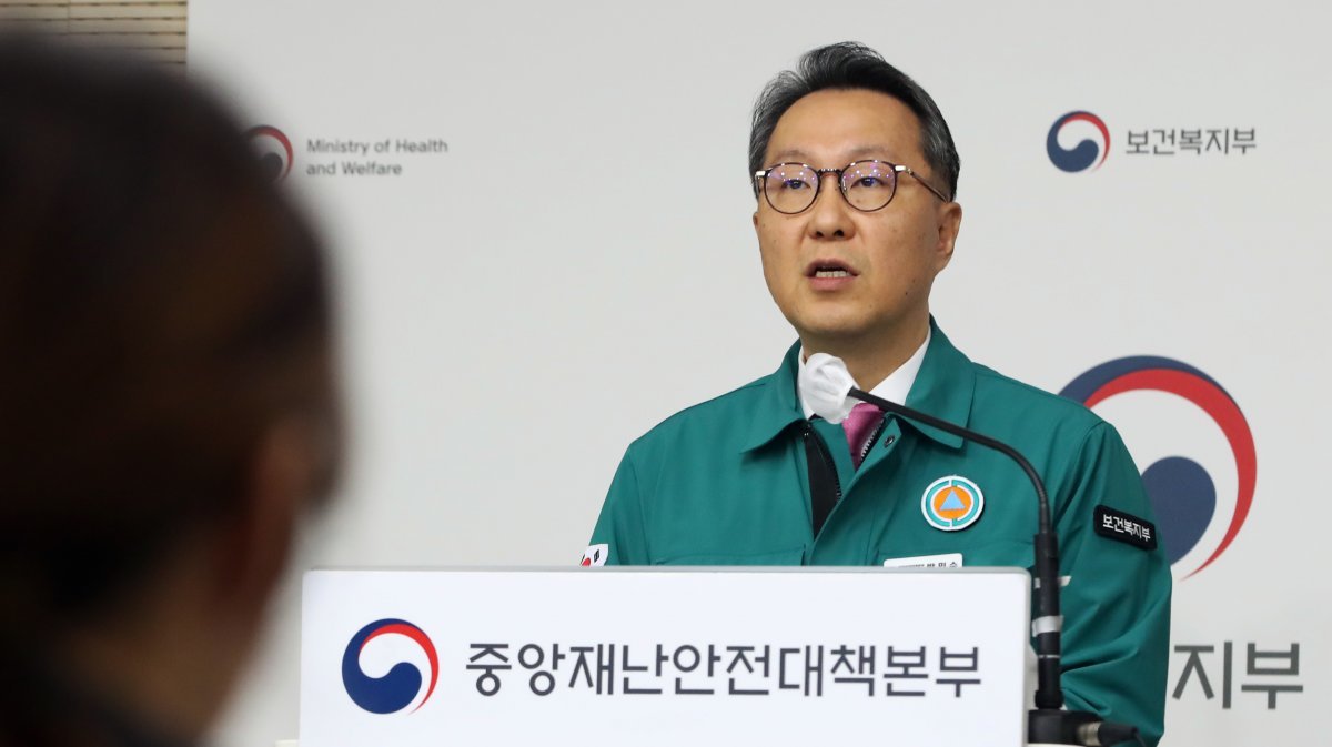 박민수 중앙재난안전대책본부 제1총괄조정관(보건복지부 제2차관)이 7일 오전 세종시 정부세종청사에서 의사집단행동 관련 중대본 회의결과를 브리핑 하고 있다. 2024.5.7/뉴스1