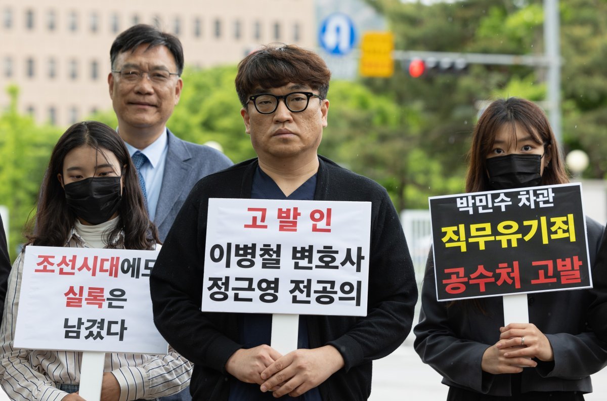 전국의과대학교수협의회(전의교협) 소송 대리인인 법무법인 찬종 이병철 변호사와 사직 전공의들이 7일 오후 경기도 과천시 중앙동 정부과천청사 앞에서 ‘의대 증원 2000명’ 관련 회의록을 작성하지 않아 직무를 유기한 혐의 등으로 복지부·교육부 장차관 등 5명을 고위공직자범죄수사처(공수처)에 고발하기 전 기자회견을 하고 있다. 2024.5.7/뉴스1