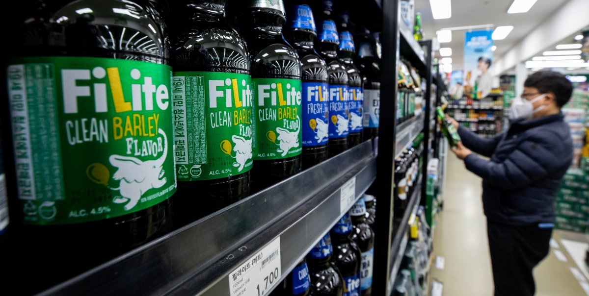 서울 시내의 한 대형마트에서 한 시민이 맥주를 고르고 있다. 2020.2.12/뉴스1