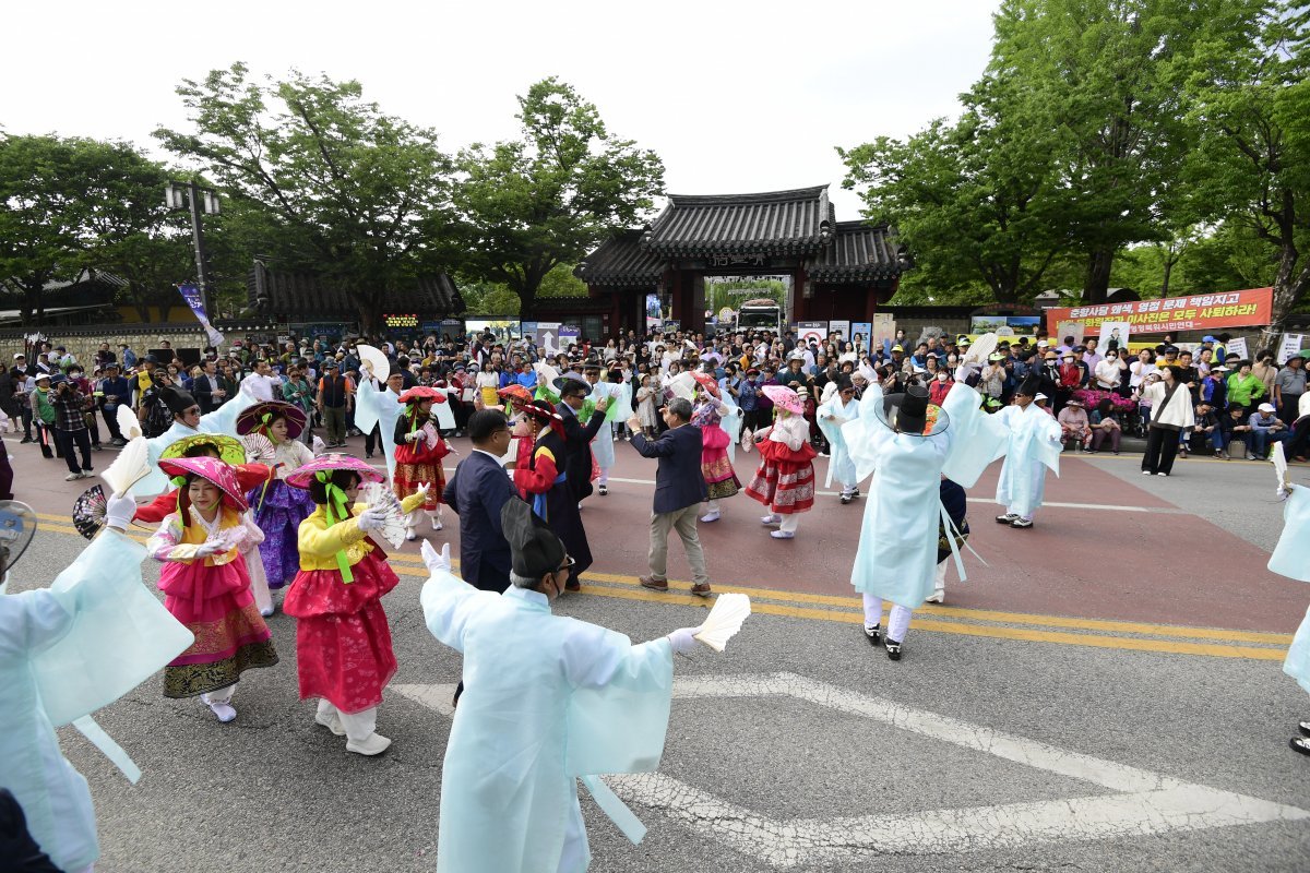 전북 남원시가 개최한 춘향제를 찾은 관광객들이 길놀이 공연단과 함께 어우러져 흥겨운 시간을 보내고 있다.