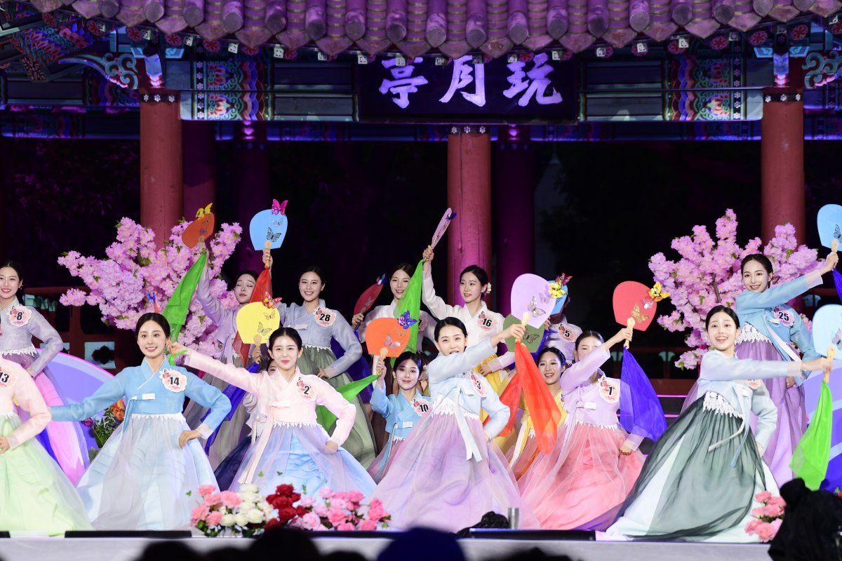 1956년 시작돼 전북 남원 춘향제의 대표 프로그램으로 자리 잡은 ‘미스 춘향 선발대회’ 참가자들이 공연을 선보이고 있다. 남원시 제공