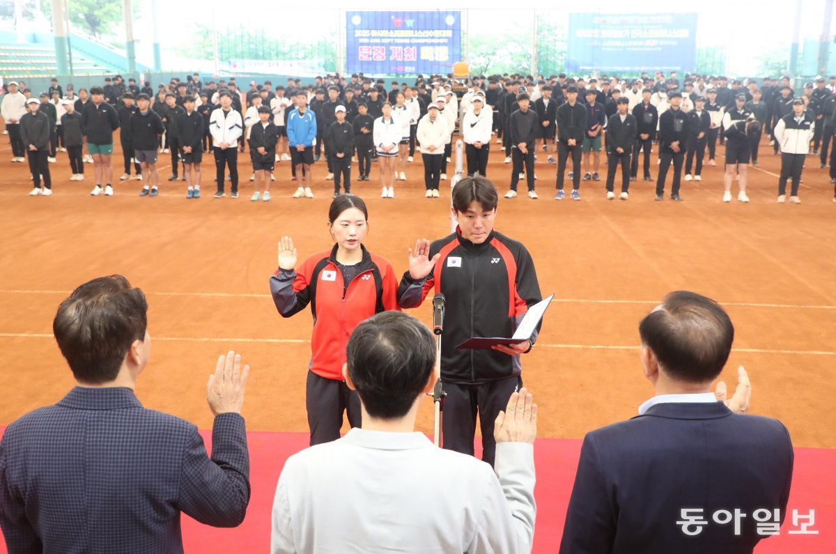 이날 개회식에서 국가대표 황보민(왼쪽)과 김범준(이상 문경시청)이 선수 대표로 선서하는 모습. 문경=김동주 기자 zoo@donga.com