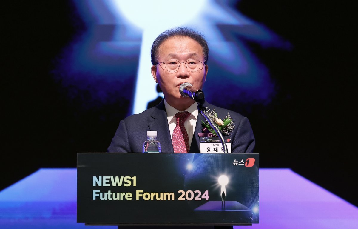윤재옥 국민의힘 원내대표가 8일 서울 중구 대한상공회의소 국제회의장에서 열린 ‘뉴스1 미래포럼 2024’에서 축사하고 있다. 이번 포럼은 ‘미국 대선과 22대 국회: 길을 묻다’를 주제로 뉴스1과 국회미래연구원이 공동 주최했다. 2024.5.8/뉴스1