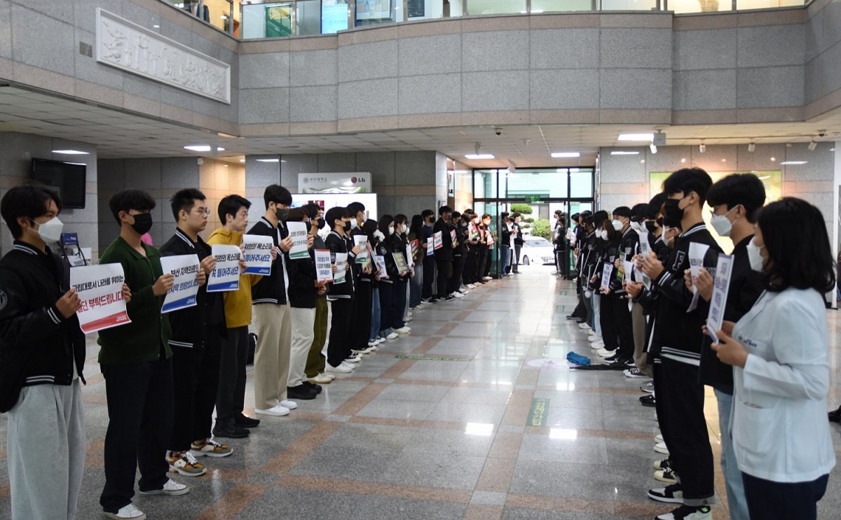7일 오후 부산대 대학본부에서 의과대학 증원 관련 학칙 개정을 위해 교무회의가 열린 가운데 의과대학생들과 교수들이 피켓 시위를 벌이고 있다. (부산대 언론사 채널PNU 제공) 2024.5.7/뉴스1 ⓒ News1
