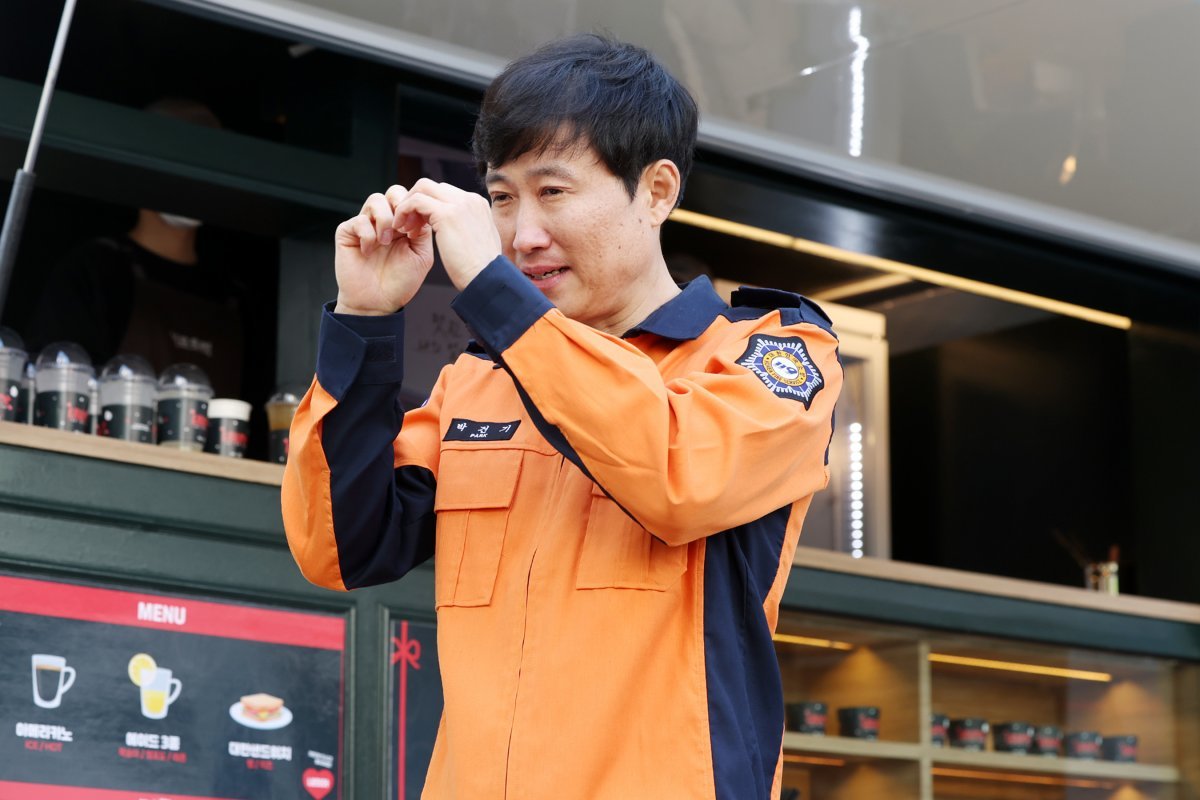 박건기 소방위가 8일 오전 서울 동작소방서에서 고3 딸 지안 양이 어버이 날을 맞아 보낸 커피차를 선물 받고 눈시울을 붉히고 있다. 2024.5.8/뉴스1