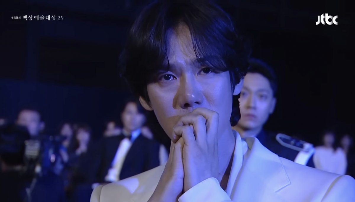 배우 유연석이 이순재의 무대를 보며 눈시울을 붉혔다. 유튜브 채널 ‘백상예술대상’ 영상 캡처