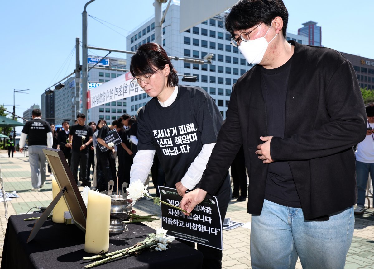 대구전세사기피해대책위원회 등 전세사기 피해자들이 8일 서울 여의도 국회 앞에서 열린 ‘여덟번째 전세사기 희생자 추모 및 대책마련 촉구 기자회견’에서 피해자를 추모하며 헌화하고 있다. 2024.5.8/뉴스1