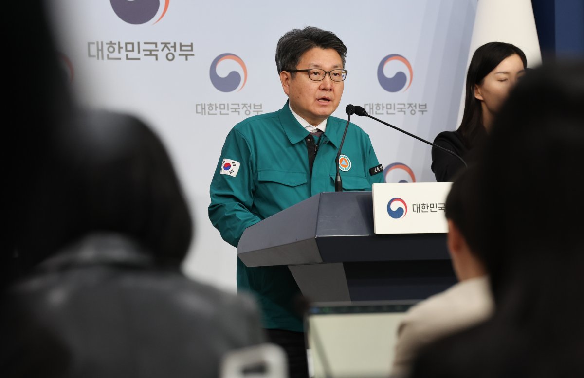 오석환 교육부 차관이 지난달 9일 서울 종로구 정부서울청사 별관에서 의과대학 수업 운영 및 재개 현황 브리핑을 하고 있다. 뉴스1