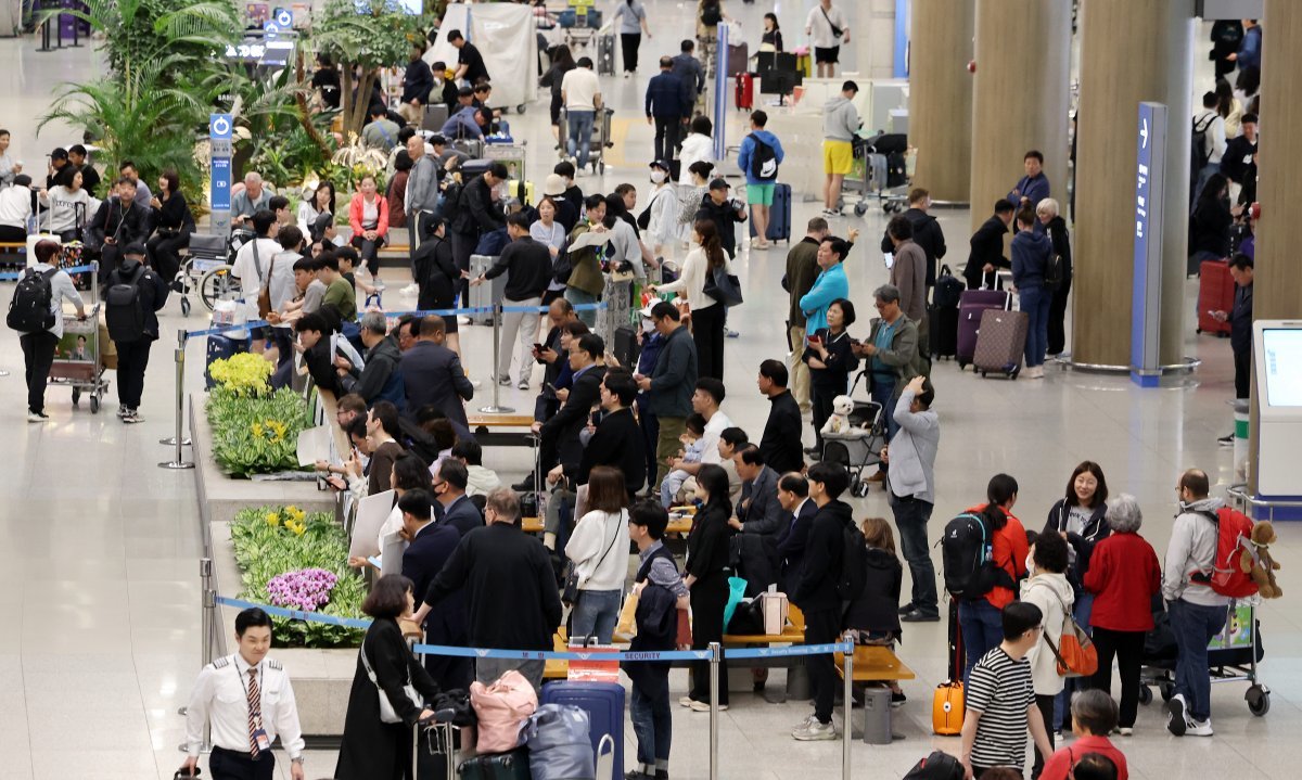 어린이날 연휴 마지막 날인 6일 인천국제공항 제1여객터미널 입국장이 해외여행에서 돌아오는 사람들로 붐비고 있다. 2024.5.6. 뉴스1