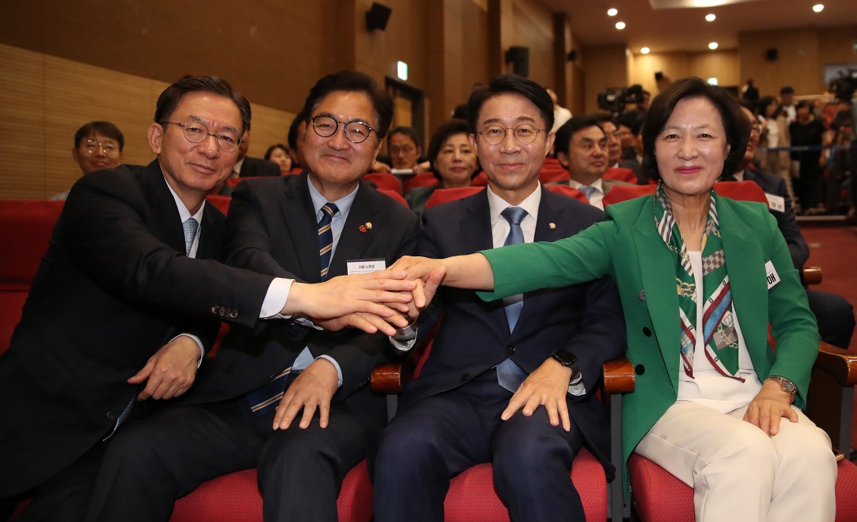 제22대 국회의장 후보인 추미애(오른쪽부터), 조정식, 우원식, 정성호가 3일 오전 서울 여의도 국회 의원회관에서 열린 ‘제22대 국회 더불어민주당 제1기 원내대표 선출 당선자 총회’에서 손을 잡고 기념촬영을 하고 있다. 2024.5.3/뉴스1