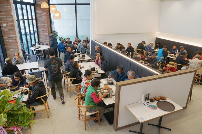 ‘고성군 孝 순댓국’ 행사에서 식사 중인 어르신들