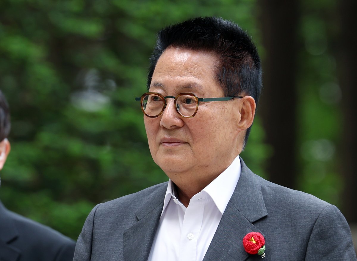 박지원 더불어민주당 당선인(전남 해남군완도군진도군)이 26일 오전 서울 서초구 서울중앙지법에서 열린 ‘서해 공무원 피살 사건’ 관련 공판에 출석하고 있다. 2024.4.26 뉴스1