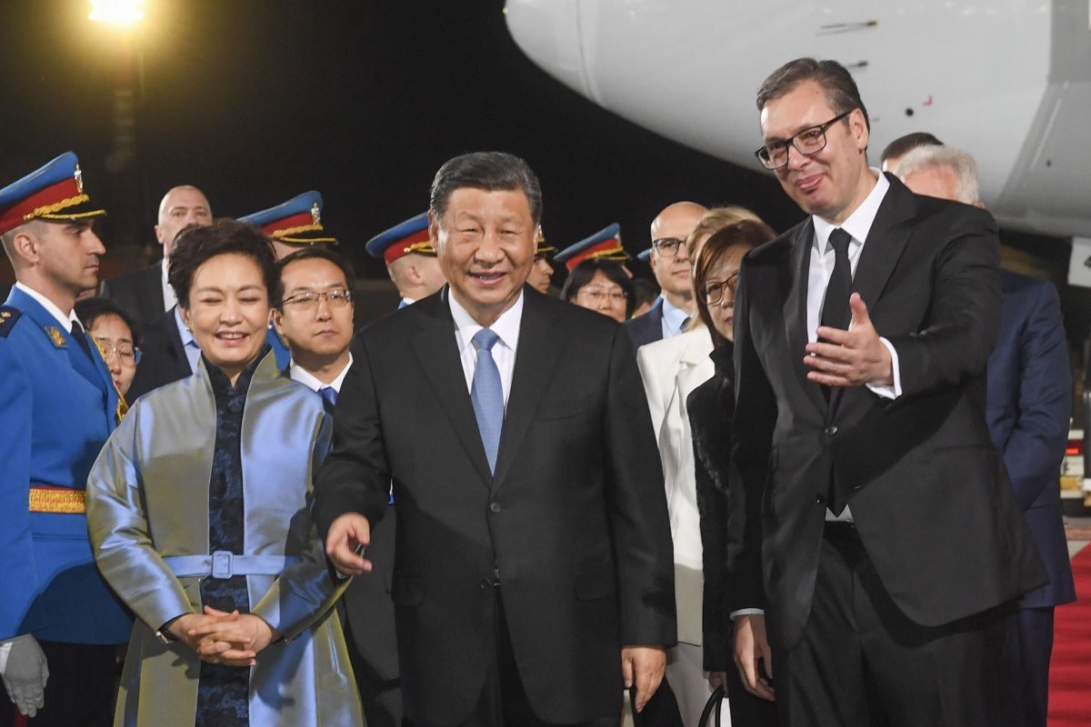 세르비아 도착한 시진핑 알렉산다르 부치치 세르비아 대통령(오른쪽)이 7일 수도 베오그라드 공항에서 시진핑 중국 
국가주석(가운데)과 시 주석의 부인 펑리위안 여사(왼쪽)를 영접하고 있다. 이날은 25년 전 미국이 이끄는 
북대서양조약기구(NATO·나토)군이 베오그라드 중국대사관을 오폭한 날이다. 시 주석은 현지 매체 기고를 통해 “야만적 범죄를 결코
 잊지 않을 것”이라며 미국 주도의 국제 질서에 맞설 뜻을 분명히 했다. 베오그라드=AP 뉴시스
