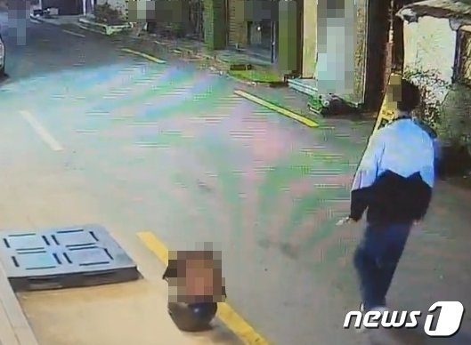 지난달 10일 새벽 전북자치도 전주시에서 길가던 여성 2명을 폭행한 20대 남성이 찍힌 CCTV영상 캡처 (독자 제공) 2024.4.12