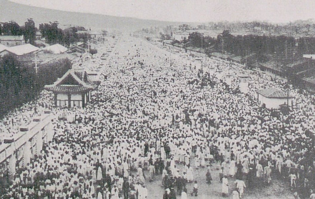 1915년 9월 11일 공진회 개막일 광화문에 운집한 관람객들. 일제가 식민통치를 과시하기 위해 연 이 행사에 50일간 100만 명이 다녀간 것으로 추산된다. 국립중앙도서관 제공