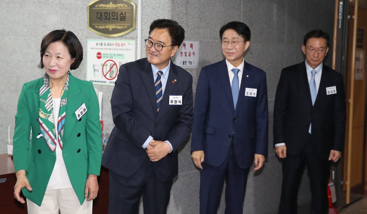 3일 오전 서울 여의도 국회 의원회관에서 열린 ‘제22대 국회 더불어민주당 제1기 원내대표 선출 당선자 총회’에서 제22대 국회의장 후보인 추미애(왼쪽부터), 우원식, 조정식, 정성호가 나란히 의원들을 기다리고 있다. 2024.5.3/뉴스1