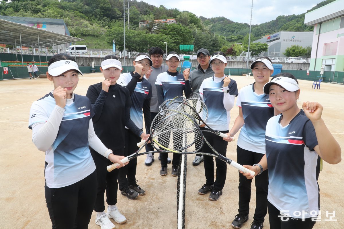 도계전산정보고 선수들이 8일 제102회 동아일보기 전국소프트테니스대회가 열리고 있는 경북 문경국제소프트테니스장에서 카메라 앞에 
섰다. 이 학교 전교생 19명 중 7명이 소프트테니스 선수다. 왼쪽부터 김지영, 신주이, 이한결, 엄주영 감독, 이지아, 이성익 
부장 교사, 임소영, 신주영, 이민서. 문경=김동주 기자 zoo@donga.com