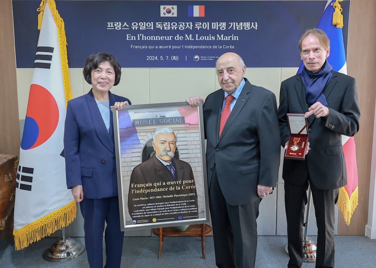 강정애 국가보훈부 장관(왼쪽)이 7일(현지 시간) 프랑스 파리 주프랑스 한국대사관에서 열린 프랑스인 독립유공자 루이 마랭 건국훈장
 전수 행사에서 건국훈장과 이달의 독립운동가 포스터를 전달한 뒤 기념 촬영을 하고 있다. 국가보훈부 제공