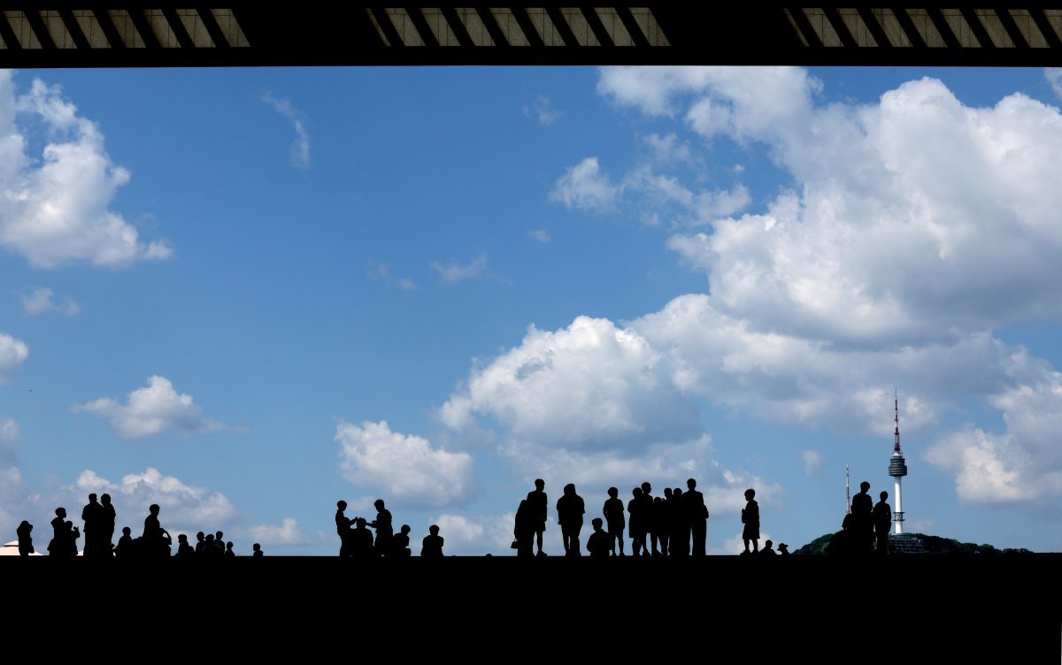 연일 내린 비가 그치고 맑은 날씨를 보인 8일 오후 서울 용산구 국립중앙박물관에서 바라본 남산 방향 하늘이 청명하다. 2024.5.8/뉴스1 ⓒ News1
