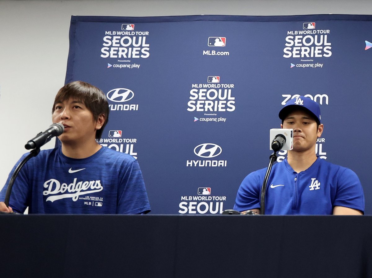 지난 3월 16일 미국프로야구(MLB) 월드투어 서울시리즈에 출전한 LA다저스 오타니 쇼헤이(오른쪽)가 서울 구로구 고척스카이돔에서 공식 기자회견을 갖고 있다. 당시 오타니 통역사였던 미즈하라 잇페이(왼쪽)가 기자회견에 참석한 모습. 뉴스1