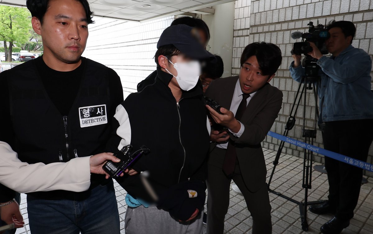 서울 강남역 인근 건물 옥상에서 자신의 여자친구를 살해한 혐의를 받는 20대 남성 A 씨가 8일 오후 서울 서초구 서울중앙지법에서 열린 구속 전 피의자 심문(영장실질심사)에 출석하고 있다. A 씨는 과거 대학수학능력시험에서 만점을 받은 의대생인 것으로 알려졌다. 2024.5.8. 뉴스1