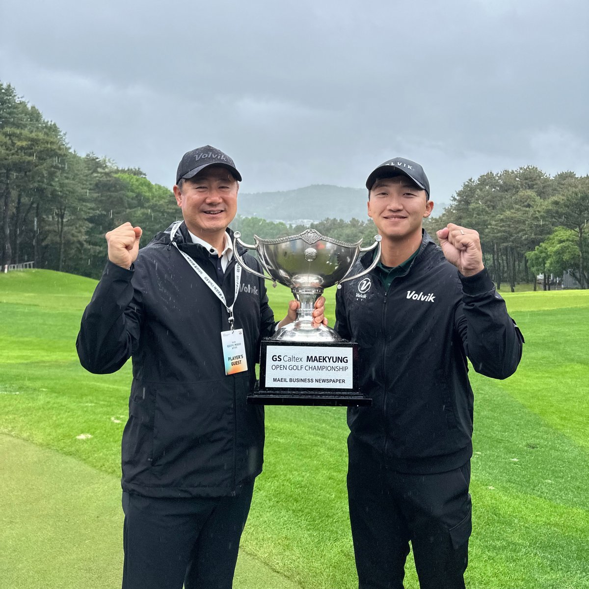 홍승석 볼빅 대표(왼쪽)와 김홍택 프로(오른쪽). 볼빅 제공