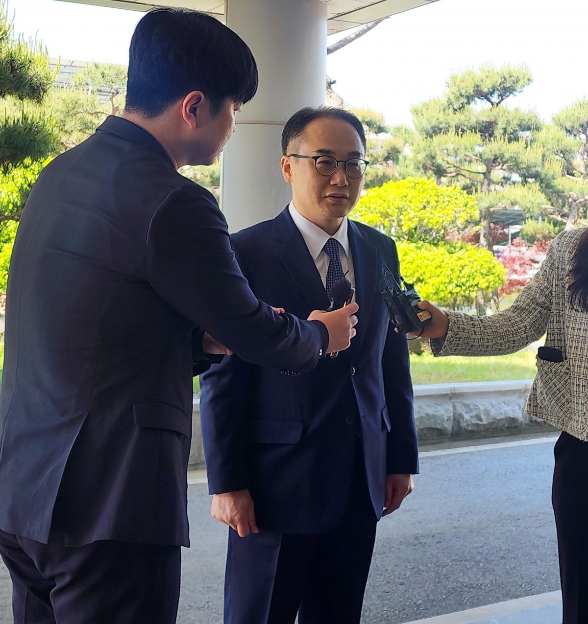 이원석 검찰총장이 9일 전주지검 정읍지청 앞에서 취재진의 질의에 답변을 하고 있다. 2024.5.9/뉴스1