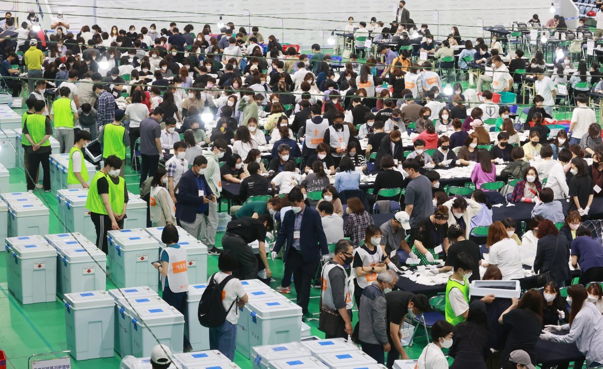 인천선거관리위원회 사무원들이 1일 오후 인천 계양체육관에서 개표를 하고 있다.(인천사진공동취재단)2022.6.1/뉴스1