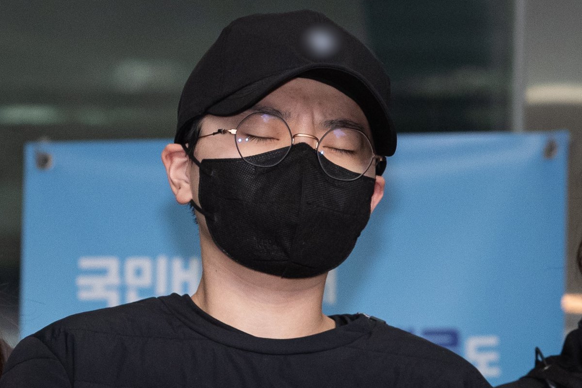 ‘재벌 3세’를 사칭하며 사기 행각을 벌인 혐의로 구속된 전청조 씨가 지난해 11월 10일 서울 송파경찰서에서 검찰로 송치되고 있다. 뉴스1