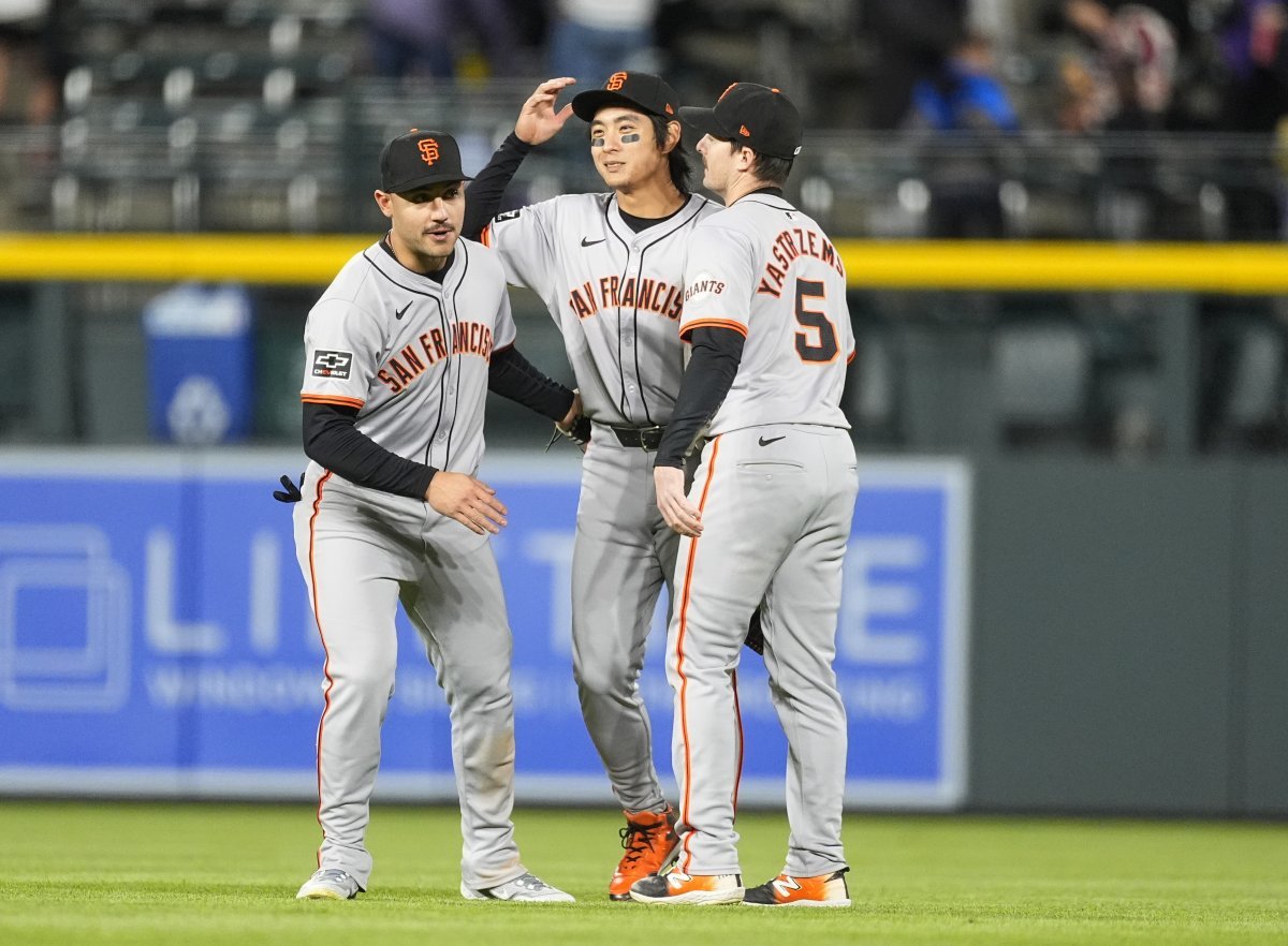 ⓒNewsis Lee Jeong-hoo (center) of the San Francisco Giants is sharing joy with his teammates after winning the 2024 Major League Baseball (MLB) game against the Colorado Rockies held at Coors Field in Denver, Colorado on the 8th (local time). Jeong-hoo Lee recorded 1 hit, 1 RBI, and 1 run in 5 at-bats, and San Francisco won 8-6. 2024.05.09. [Denver = AP/Newsis]