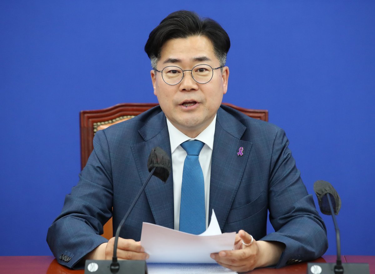 박찬대 더불어민주당 원내대표가 9일 오후 서울 여의도 국회에서 윤석열 대통령 취임 2주년 기자회견에 대한 긴급 입장 발표 기자회견을 하고 있다. 2024.5.4/뉴스1