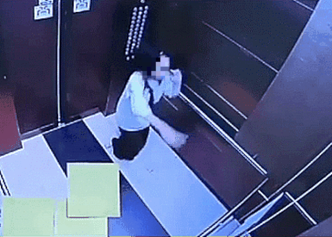 지난달 29일 인천의 한 아파트에서 초등학생이 엘리베이터 천장에서 떨어진 구조물에 머리를 맞는 모습. 영상=온라인커뮤니티