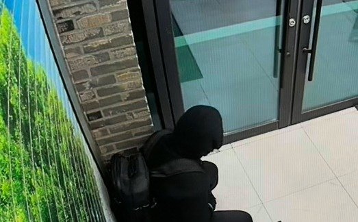 6일 강원 원주시 학성동의 한 금융기관에서 야간건조물침입절도 사건을 벌인 혐의를 받은 A 씨(37)가 사건 며칠 전 한 금융기관에서 범행을 위한 시간을 파악하는 모습. (원주경찰서 제공) 2024.5.8/뉴스1