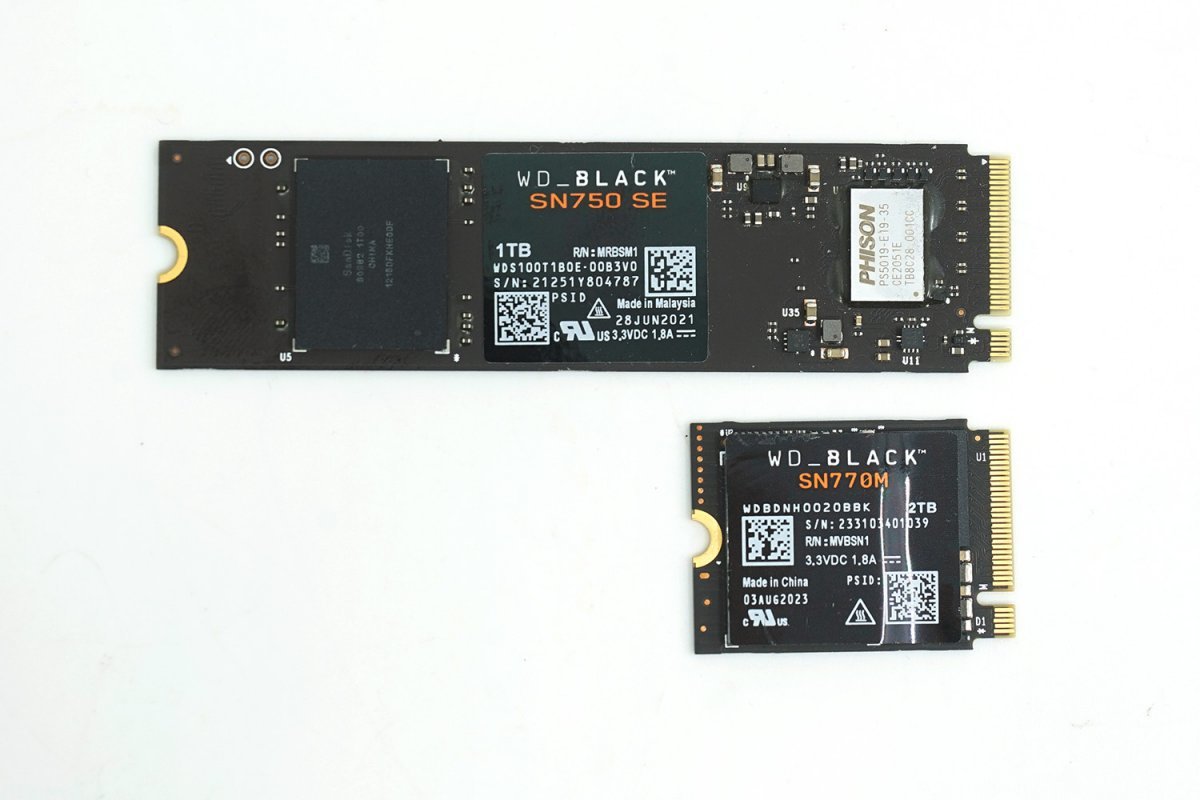 M.2 2280 SSD(위)와 WD_BLACK SN770M(아래)과 비교한 모습. 길이 차이가 분명하다. / 출처=IT동아