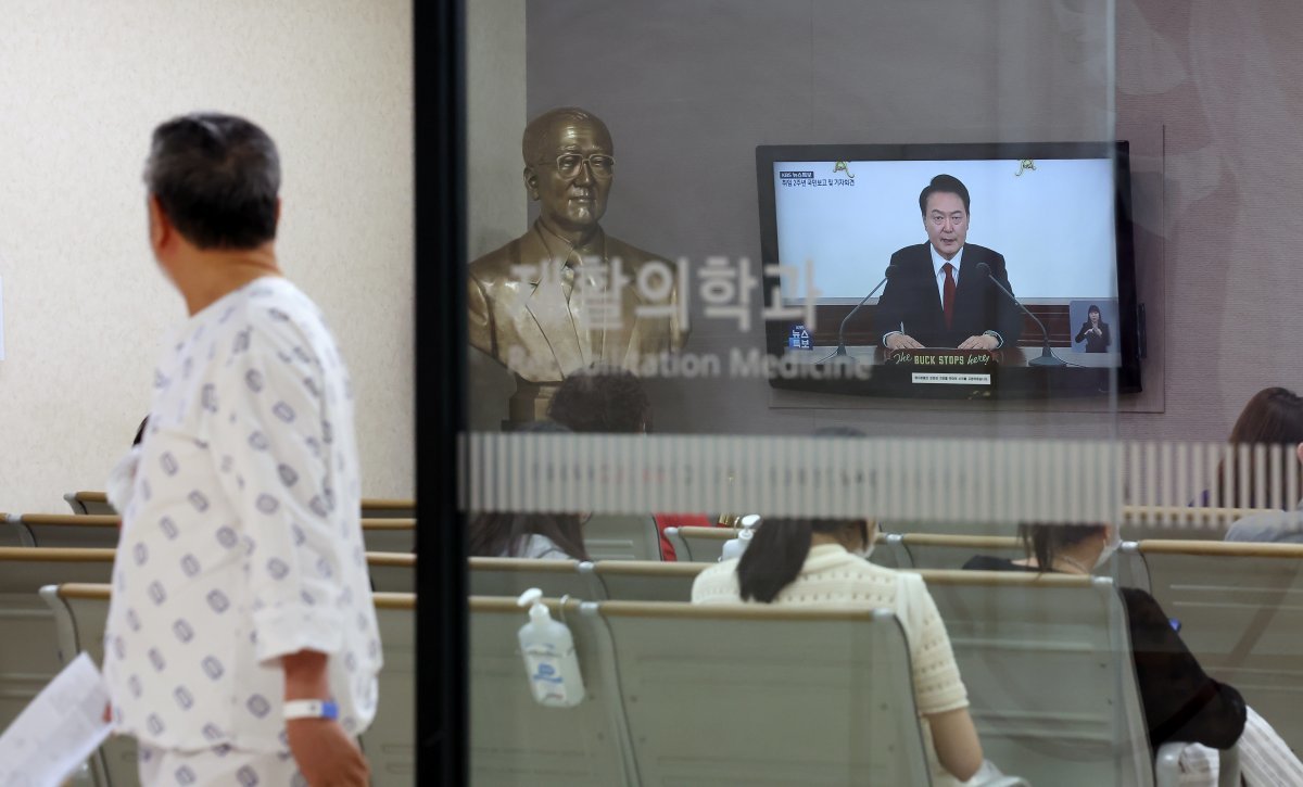 9일 오전 서울 시내 한 대형병원에서 환자와 시민들이 윤석열 대통령의 취임 2주년 기자회견을 보고 있다. 뉴스1