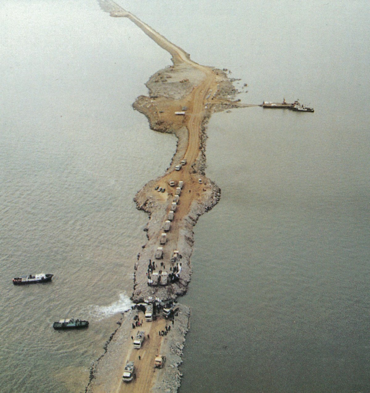 1994년 경기 안산시 대부동 방아머리와 시흥시 오이도를 잇는 12.7km 길이의 시화방조제 조성 공사 모습. 한국수자원공사 제공